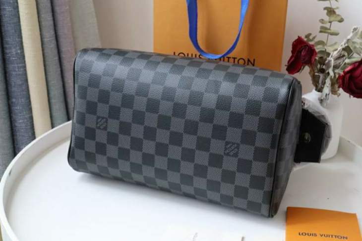 Picture of Louis Vuitton Mens Bags _SKUfw119989731fw